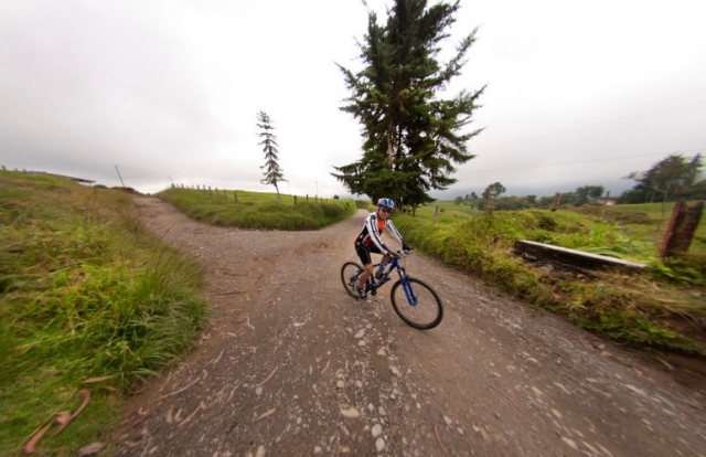 hombre montando en bicileta por un sendero de arena